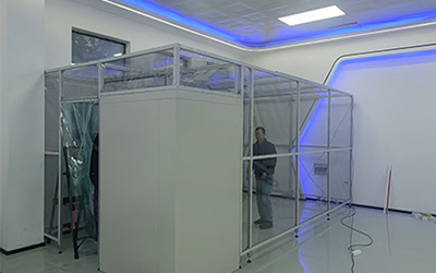 Laboratoire de recherche universitaire en salle blanche